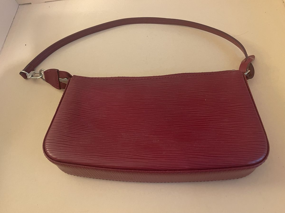 Borse da donna: Sac Louis Vuitton Pochette Accessoires Épi Rouge – Usato da GENEVE venduto da Myrtille8 2