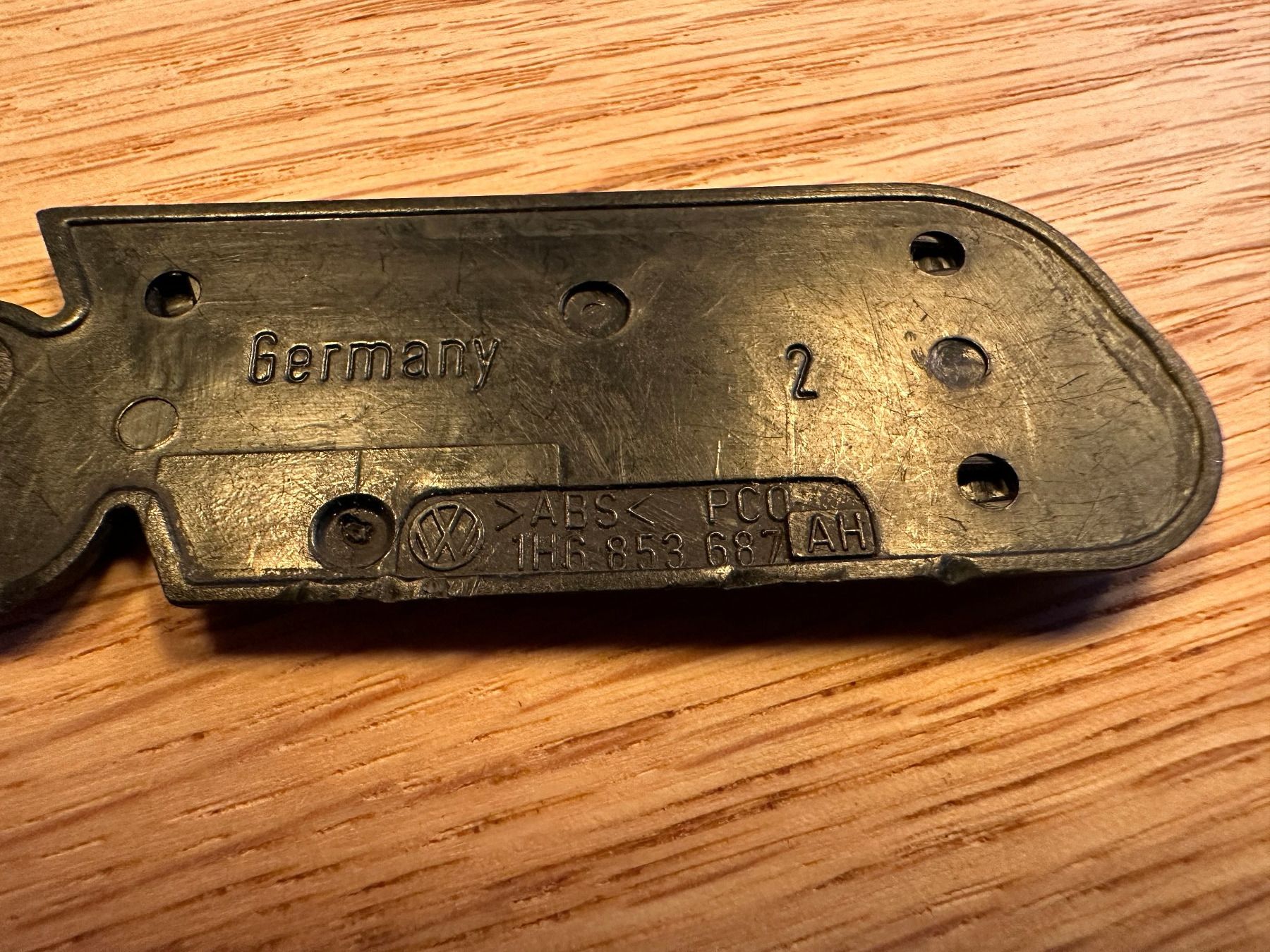VW Tutti pezzi di ricambio auto: VW Golf Emblem – Usato da Alpnachstad venduto da Rucksack10 2