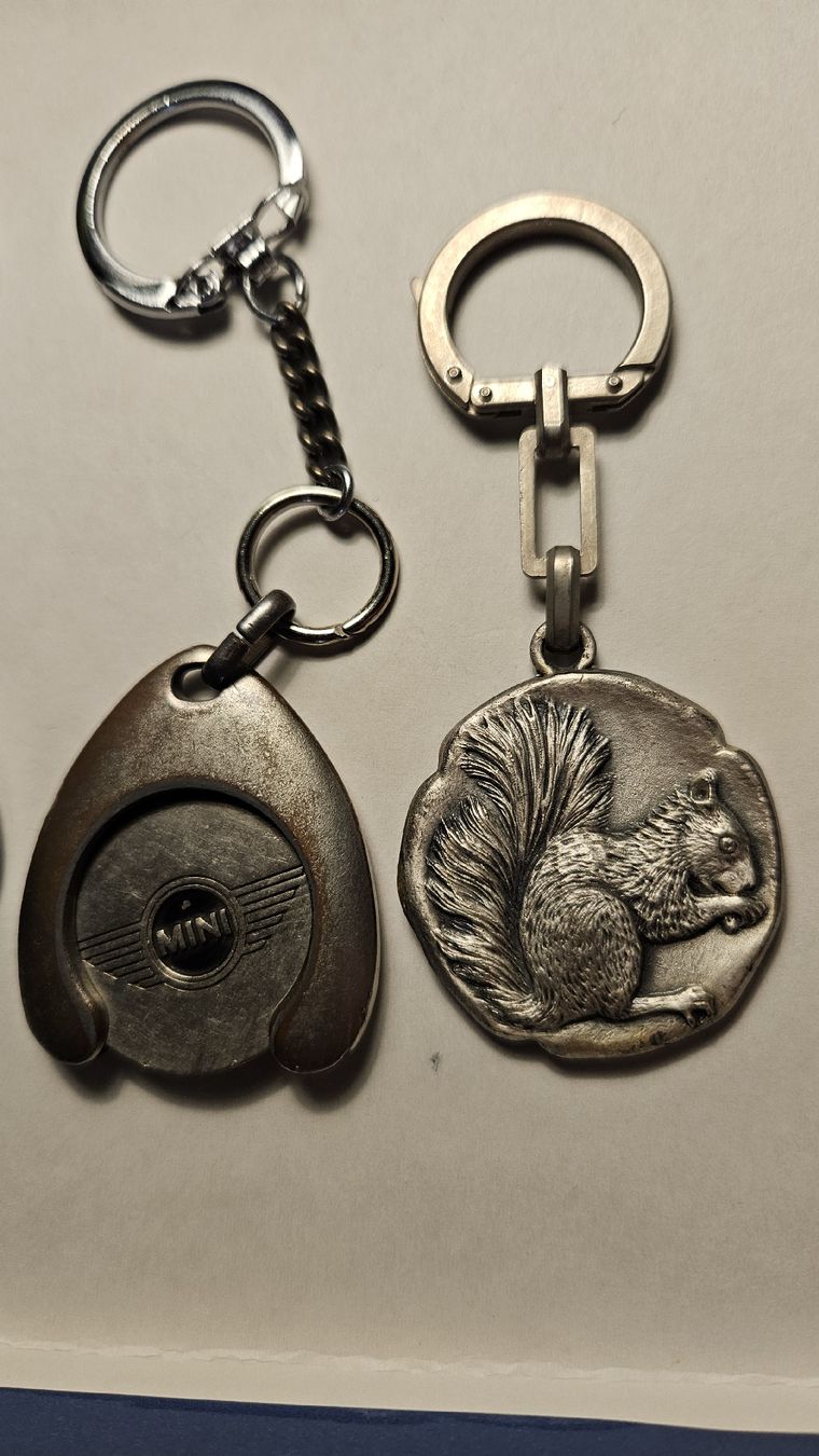 Portachiavi: Porte-Clés / Lot / + 1 décapsuleur et 2 clés. – Usato da Cortaillod venduto da signep 4