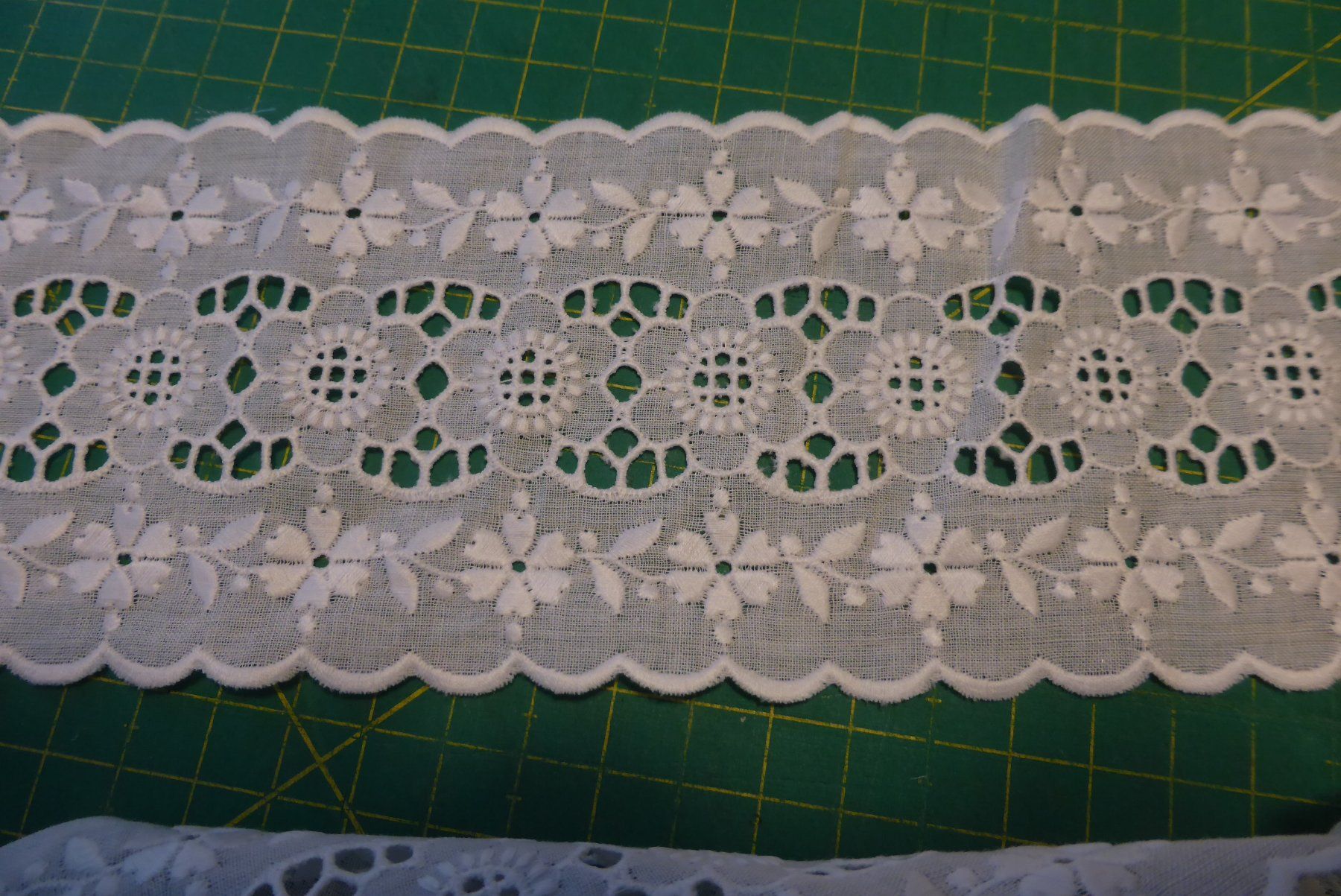 Tessuti: Antike St. Galler Spitzen weiss - 85 cm lang – Nuovo (secondo la descrizione) da Brunnadern venduto da pinkfaden 1
