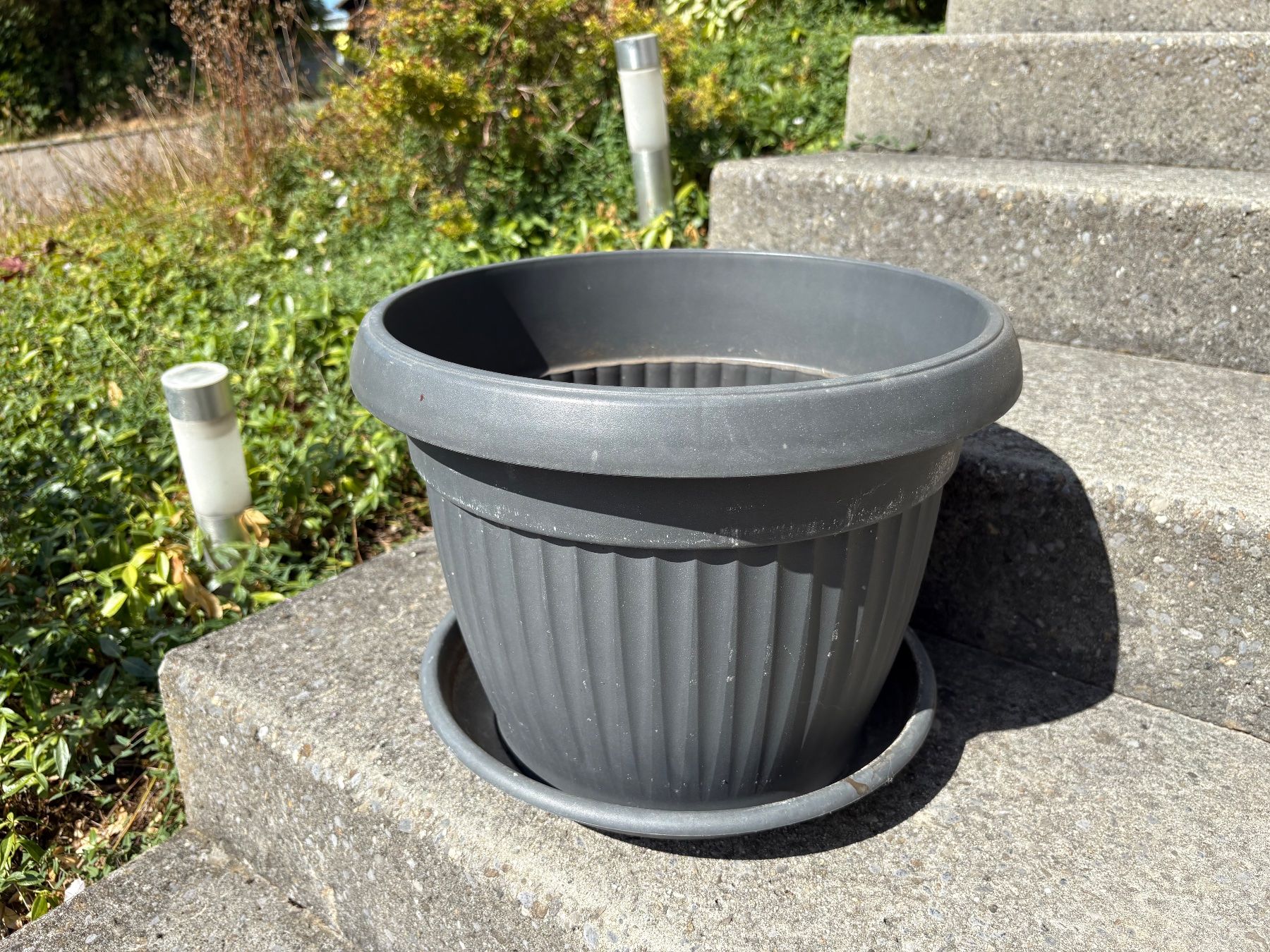 Pots de fleurs: 4 Töpfe Kunststoff / Schilf – D'occasion à Duggingen par Adrian01112 4