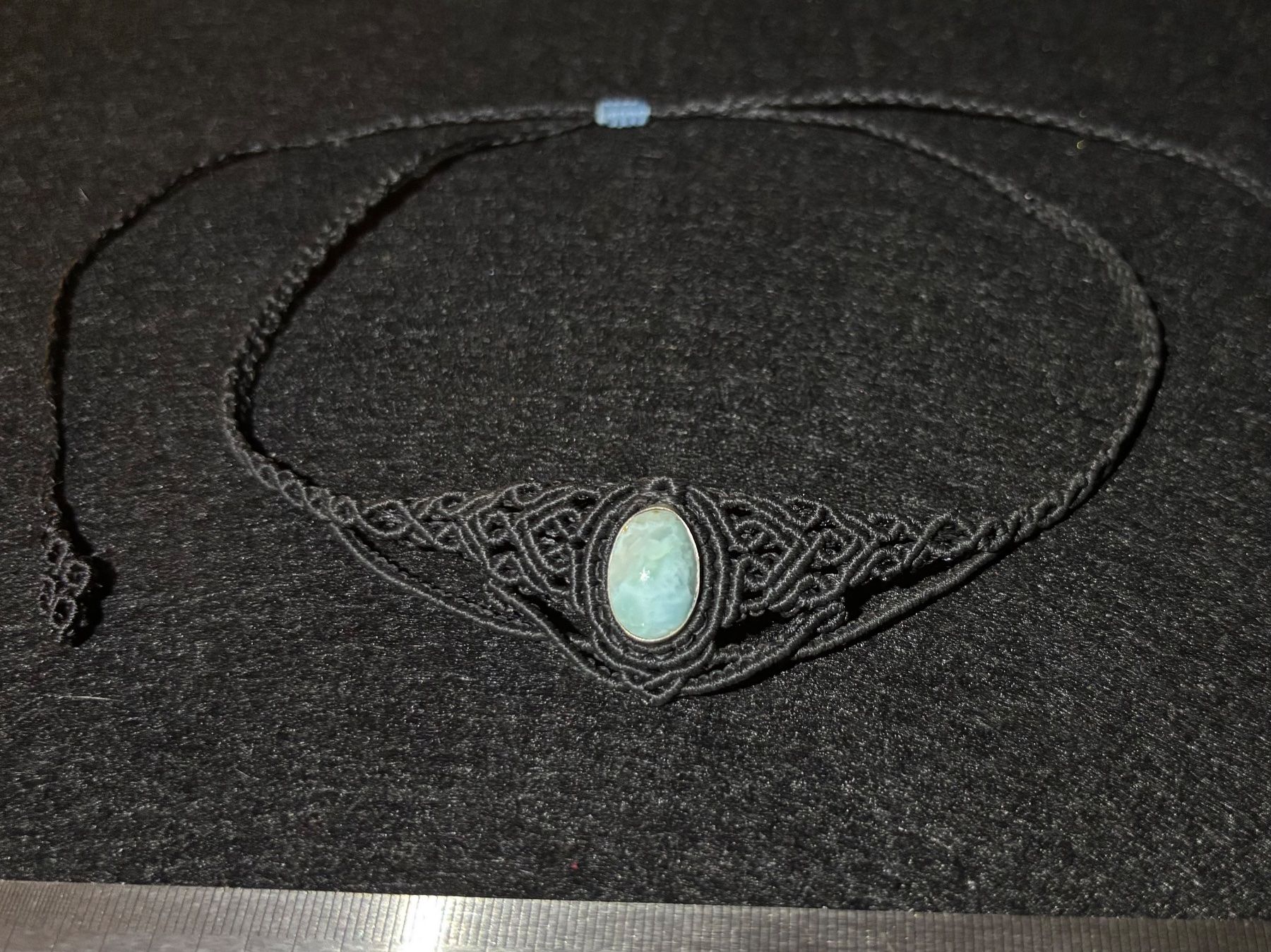 Colliers: Makramee Kette Collier mit eingefasstem Larimar – Neuf (Voir description) à Pfäffikon ZH par Emporos_42 2