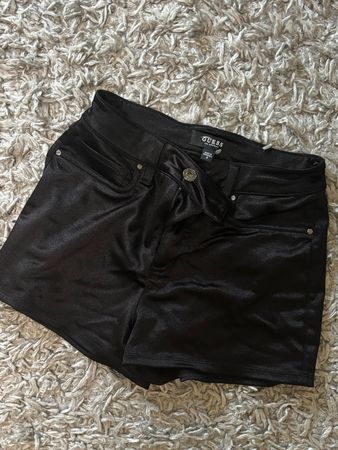 Short Guess noir élégant, taille 34