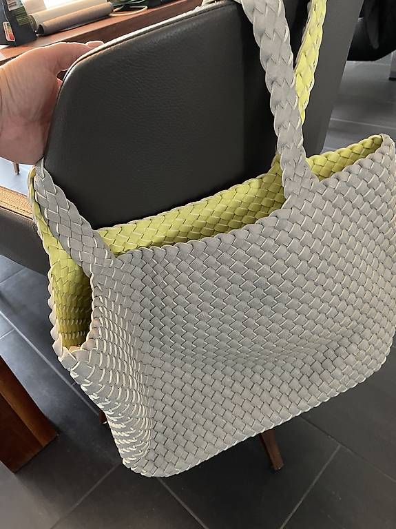 Sacs femmes: Ledertasche geflochten hellgrau/hellgelb – D'occasion à Rütihof par sus_6r5m