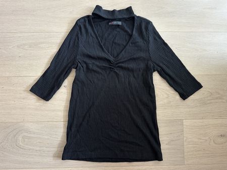 Haut t-shirt noir décolleté V avec col taille L