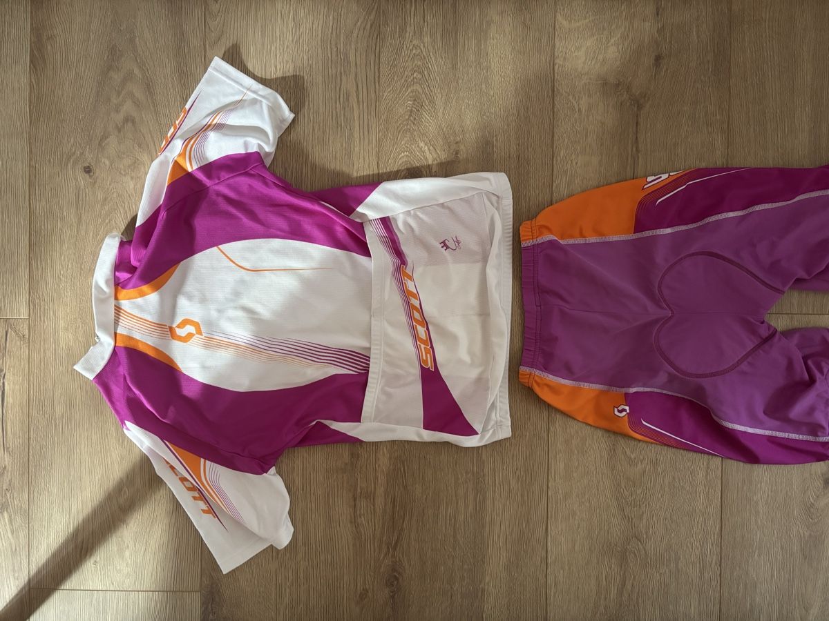 Scott Canottiere & Pantaloni: Maillot et short de cycliste Scott  – Usato da Grandvillard venduto da Elsa.Del 1