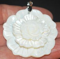 Anhänger L-9754 – Perlmutter Blume weiss 47x47mm