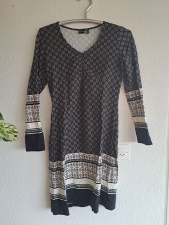 Schönes gemustertes Tunika-Kleid