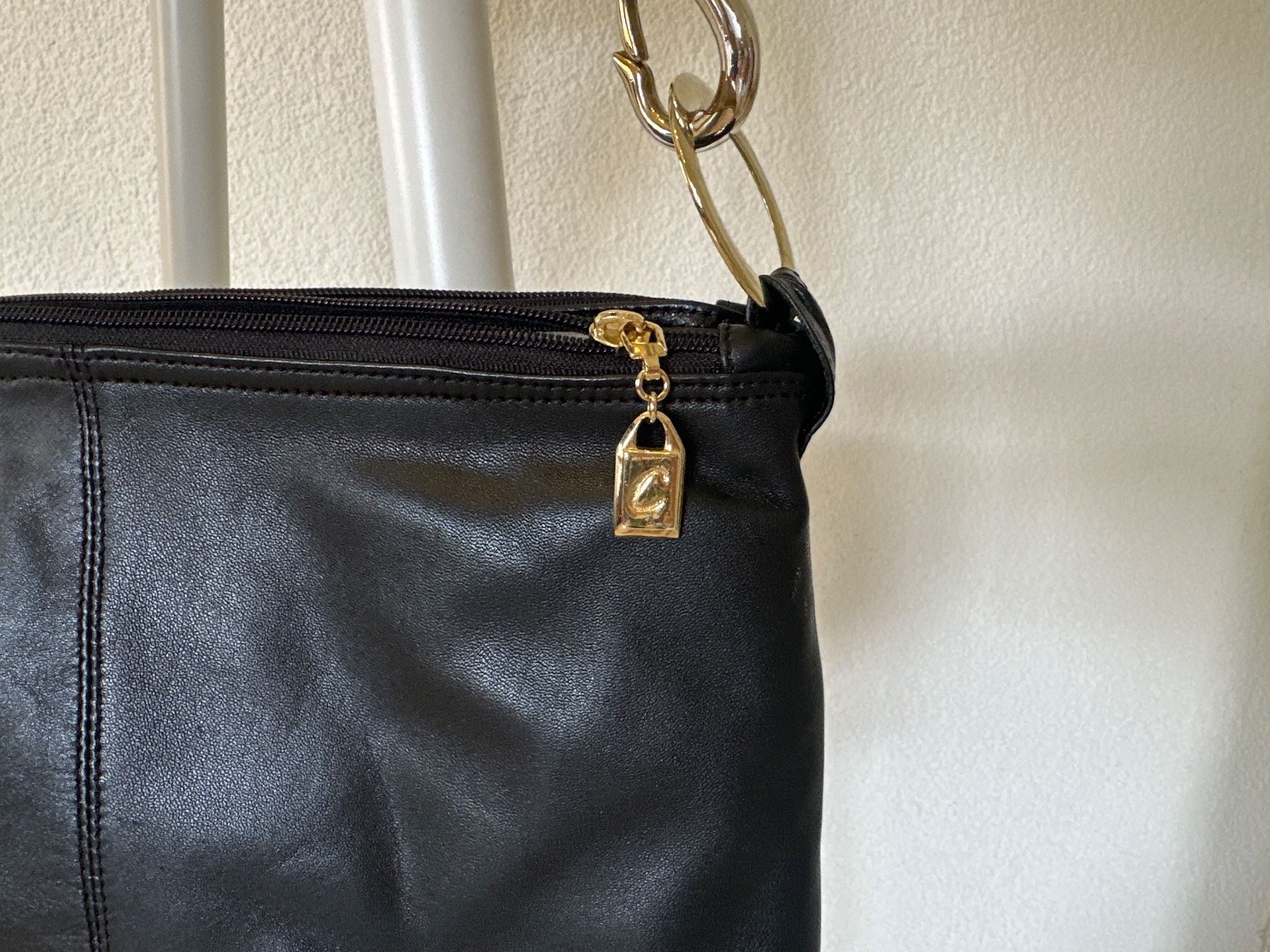 Taschen für Damen: Schultertasche Leder Schwarz mit besticktem Gurt – Gebraucht aus Binningen von ale_t8th 1