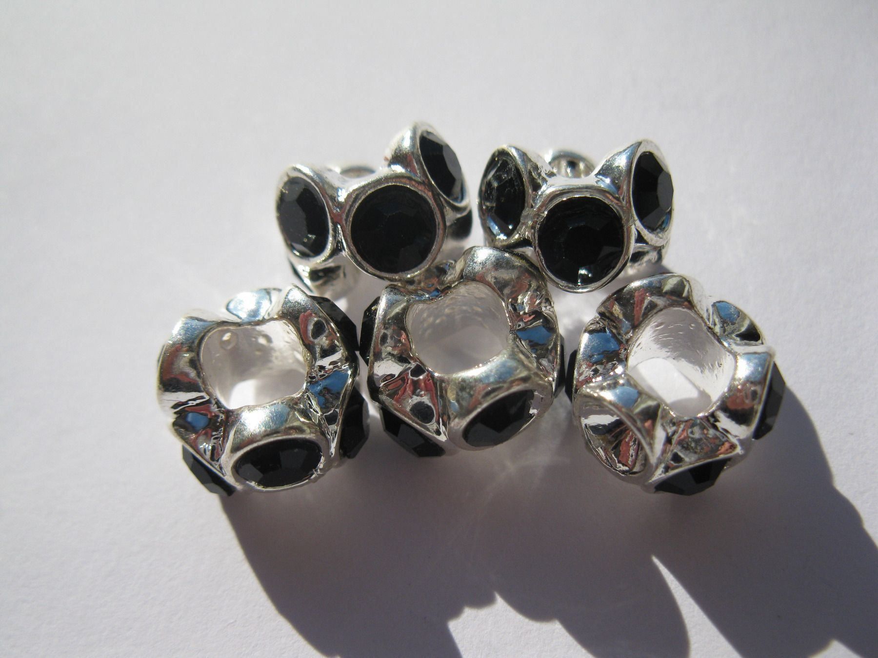 Perle (finte): 2 Grosslochperlen, Beads vesilbert mit Strass schwarz – Nuovo e nell'imballaggio originale da St. Margarethen TG venduto da LuanaKa 1
