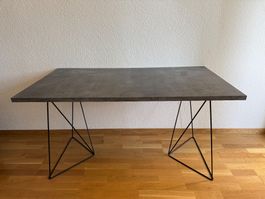 Schreibtisch mit Betonoptik