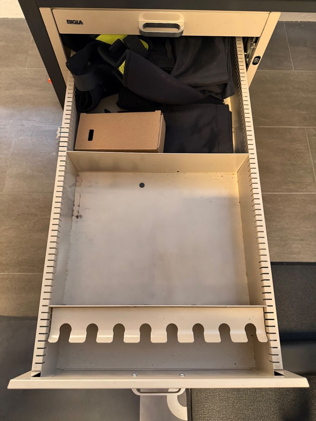 Bigla Bureaux: Massiver Bigla Bürotisch – D'occasion à Faulensee par Tzbinden 1