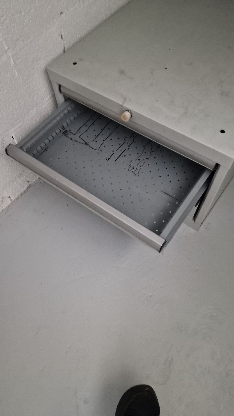 Alle Werkzeuge: Metall-Rolladenschrank 3 Schubladen grau gebraucht – Gebraucht aus Hasle LU von luc_9pxg 2