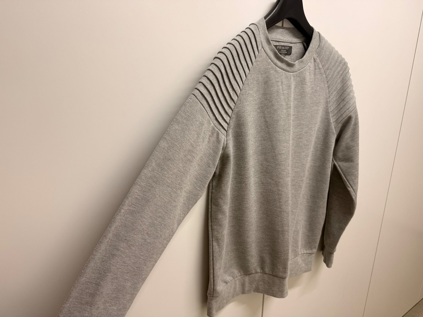 Primark Pullover & Sweatshirts: Pullover Primark grau mit Schulterdetails Grösse M – Gebraucht aus Zürich von celai. 2
