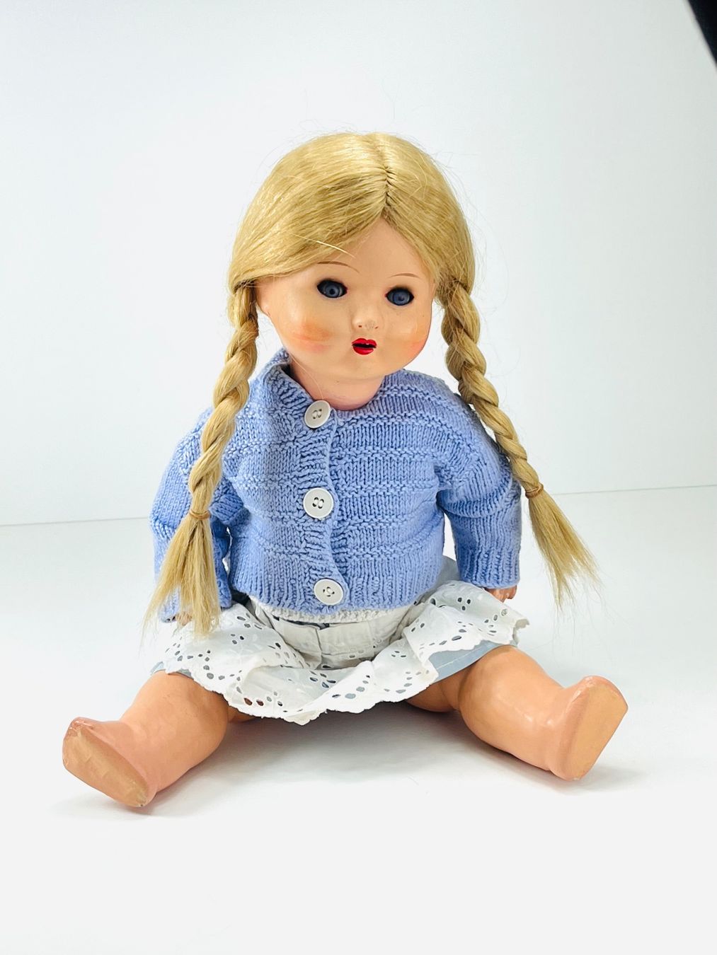 Puppen: Antike Puppe mit blonden Zöpfen – Gebraucht aus Zürich von Arche_Brockenhaus