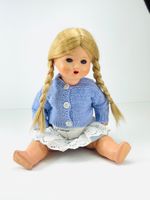 Antike Puppe mit blonden Zöpfen