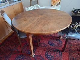 Schöner runder Holztisch