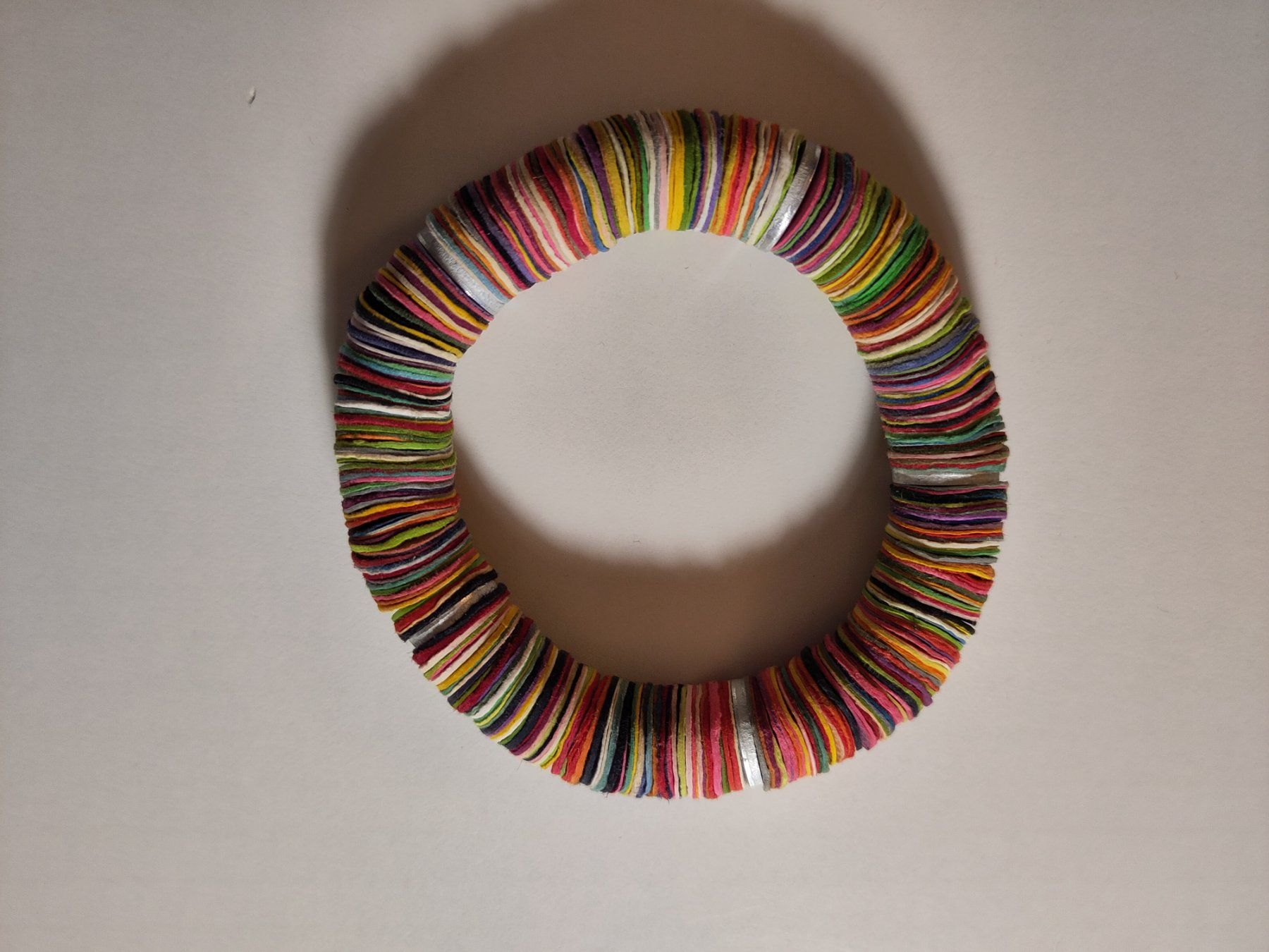 Bracciali & Braccialetti: Armband aus buntem Papier – Usato da Bülach venduto da Tiefschlaflos