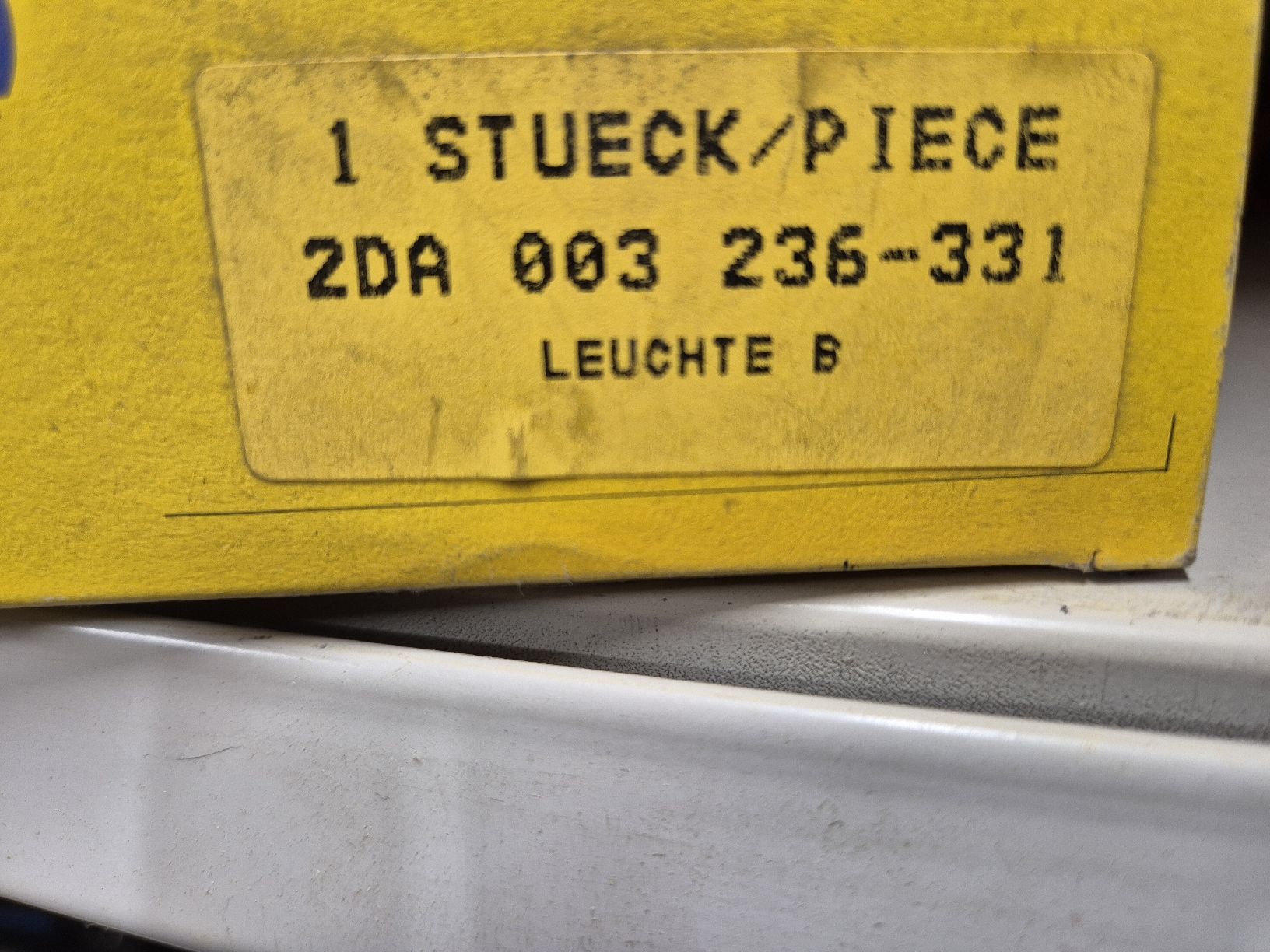 Tutti pezzi di ricambio auto: 2DA 003 236-331 Hella Leuchte – Nuovo e nell'imballaggio originale da Bichwil venduto da surfwind307