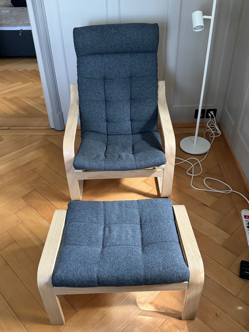 Ikea Sessel: IKEA POÄNG Sessel mit Hocker dunkelgrau – Gebraucht aus Schwyz von dgxspark