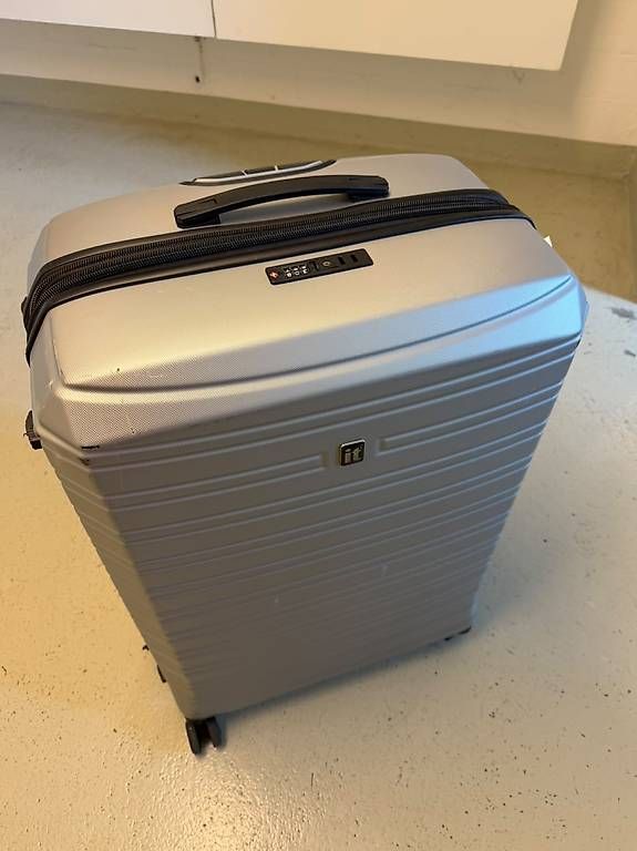 Valises de voyage: Koffer – D'occasion à Suhr par Vaso.S