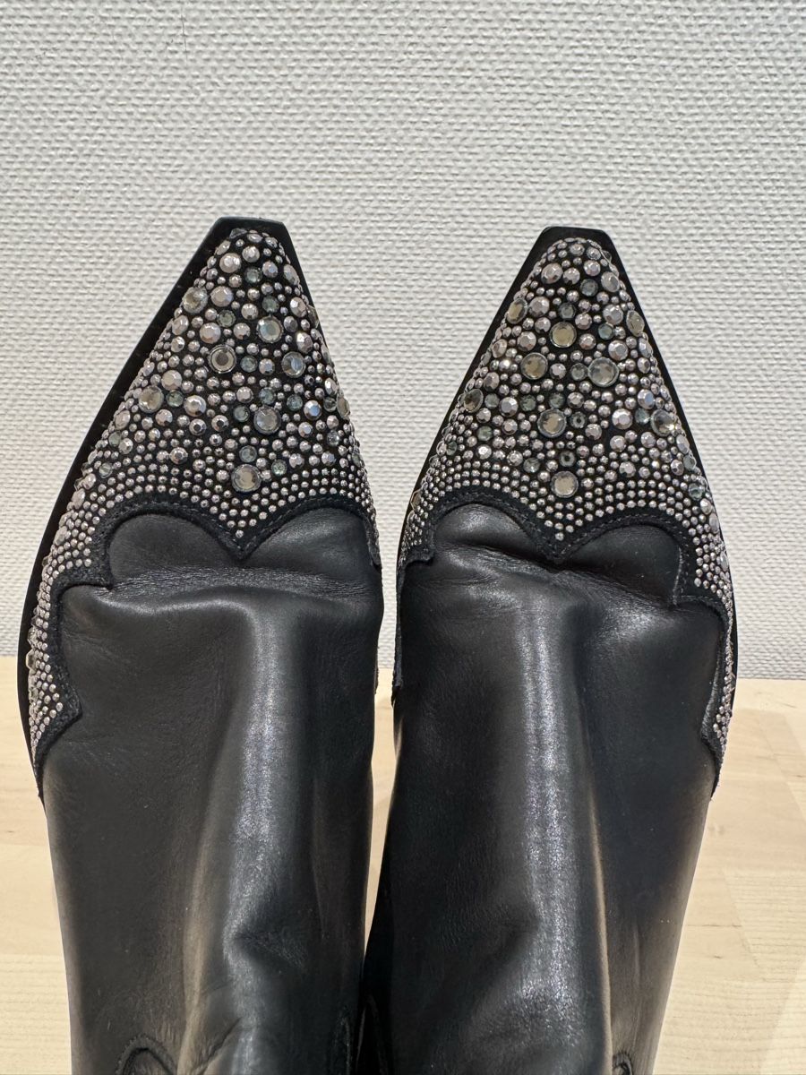 Chaussures femmes: ✨ Italian Leather Ankle Boots with Studded Toe – D'occasion à Gockhausen par Agus_acu 4
