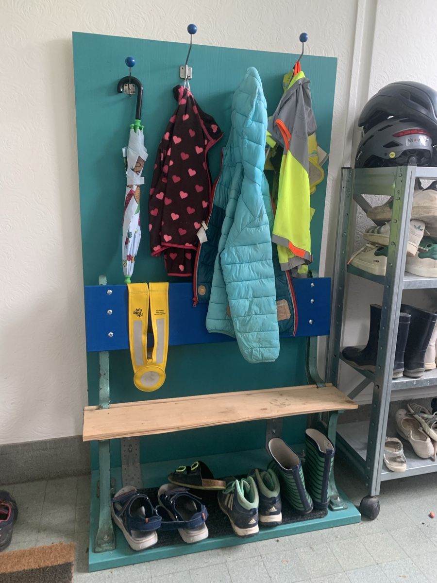Garderobe: Gussbeine Kinderbank – Gebraucht aus Biel/Bienne von Munzi007