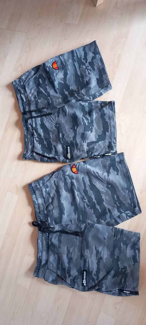 Ellesse Lotti di vestiti: 2 kurze Hosen Ellesse Gr. S& M – Nuovo (secondo la descrizione) da Rebstein venduto da bestforyou 1