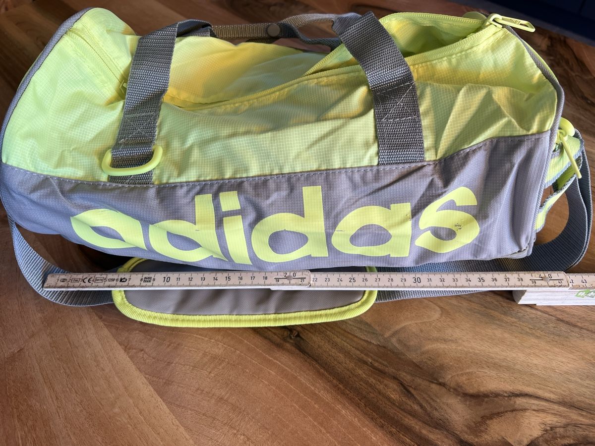 Adidas Borse: Kleine Sporttasche Adidas  – Usato da Derendingen venduto da Laubfleckerli 4
