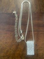 Halskette mit Strass  Rechteck Anhänger Silberfarbe