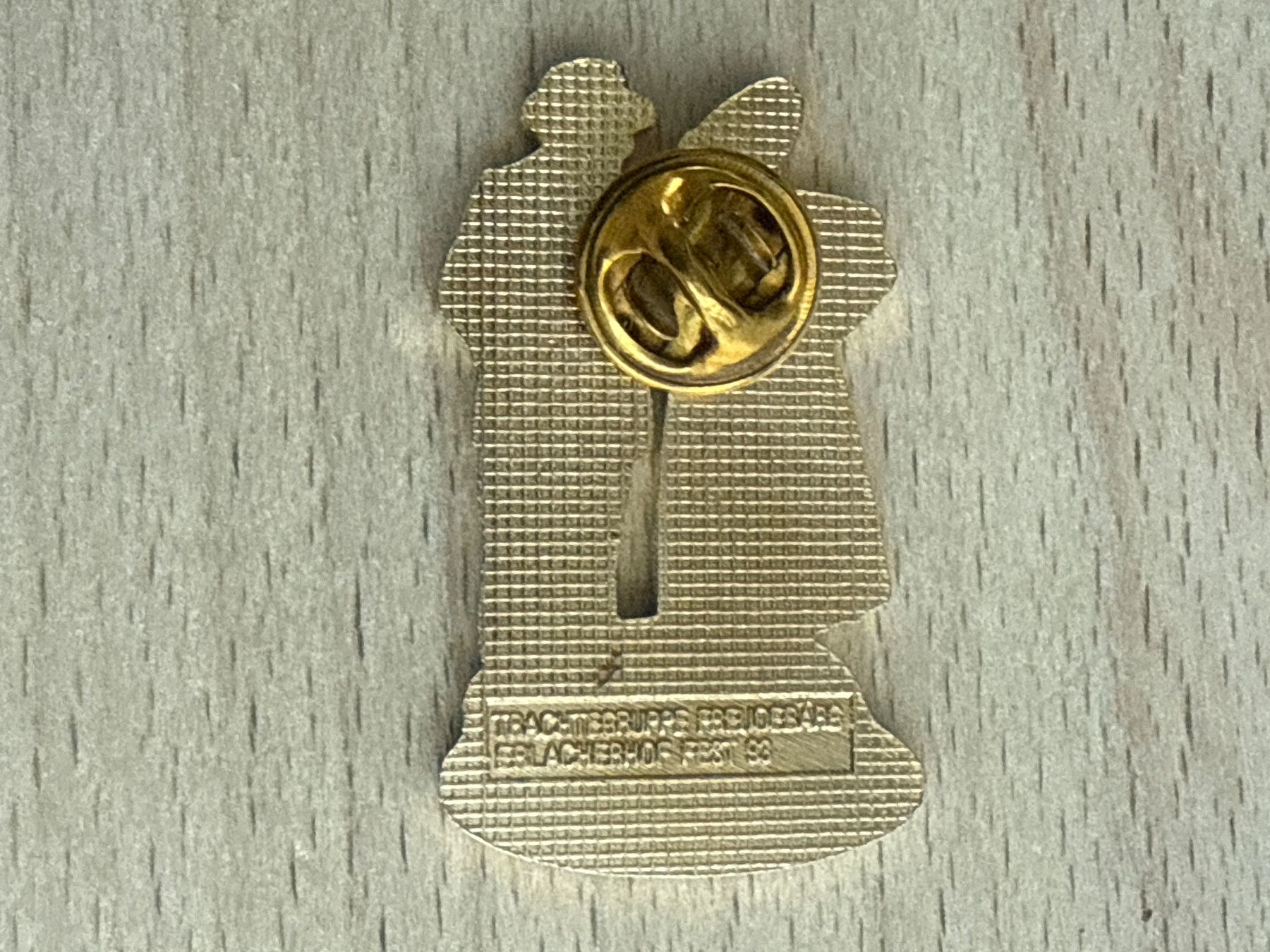 Placchette & Badge: Pin Freudebärger Tracht – Usato da Glattbrugg venduto da Schweigmatt 1