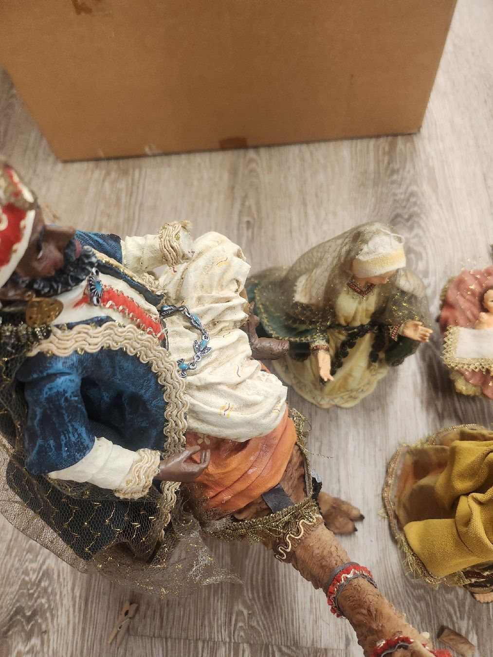 Tutte le decorazioni: Grosse Weihnachtskrippe mit Figuren und Tieren – Usato da Tuggen venduto da Zweitechanceboutique 4