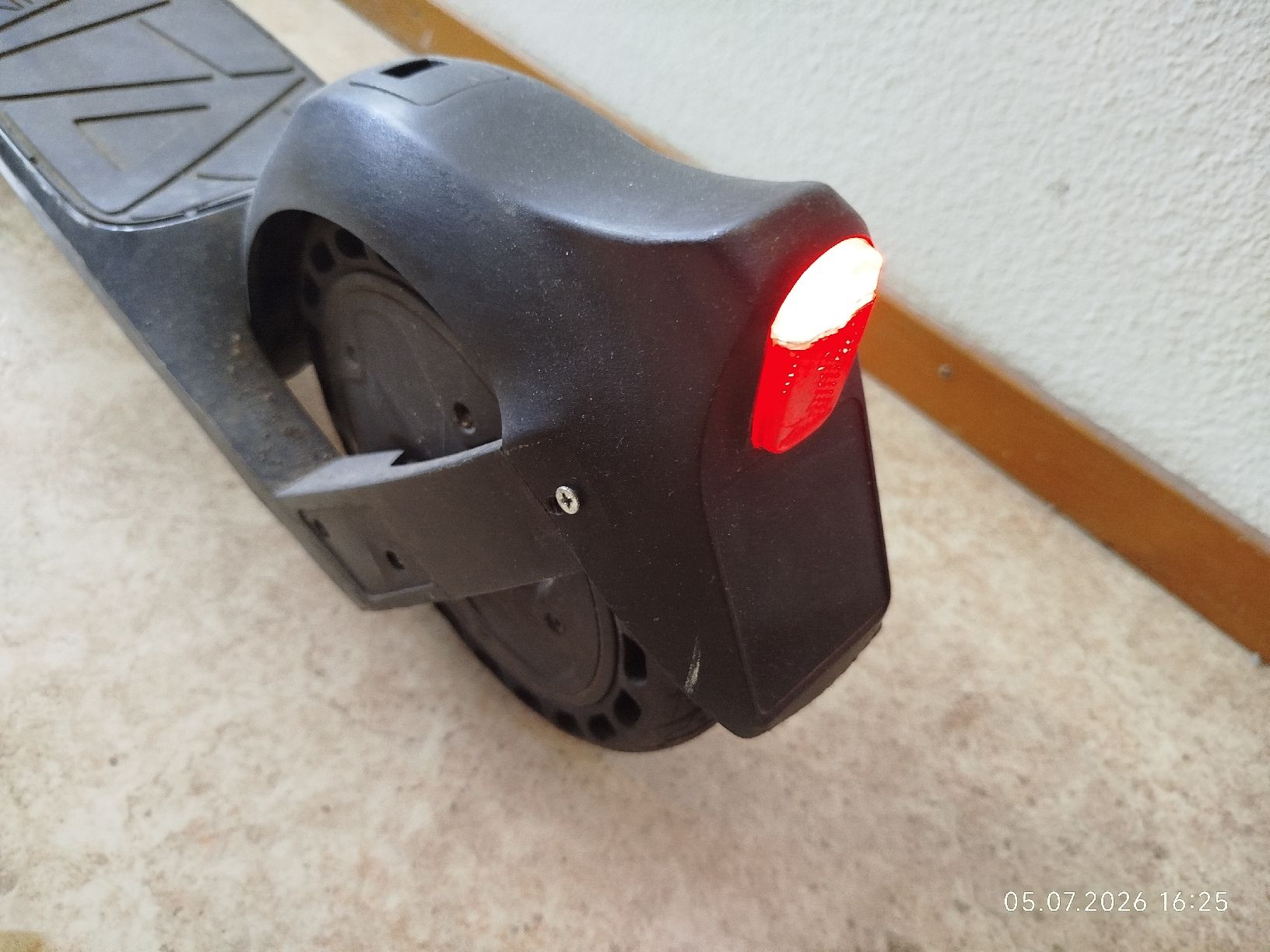 Scooter: Electric Scooter VMAX VX1 with Charger – Usato da Zürich venduto da etronicspy 2