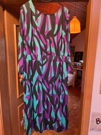 Belle robe Anna Scholz X Sheego 50 noir vert violet