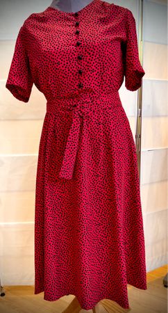 Sommerkleid rot schwarz gepunktet Gr. M, wie neu.
