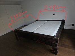 Massives Holzbett Fichte geflammt