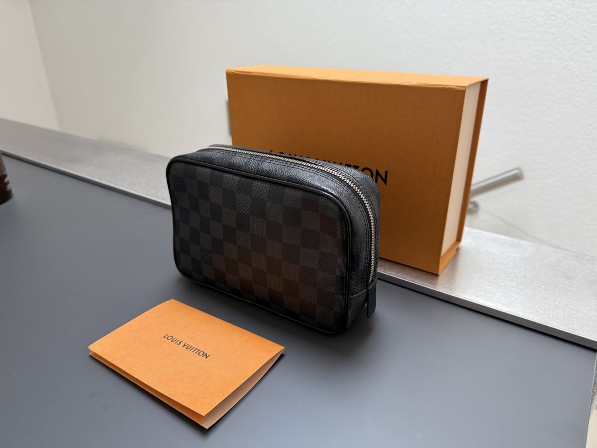 Louis Vuitton Custodie per cosmetici: Louis Vuitton Kulturtasche PM – Damier Graphite – Nuovo (secondo la descrizione) da Felben wellhausen venduto da To.el 1