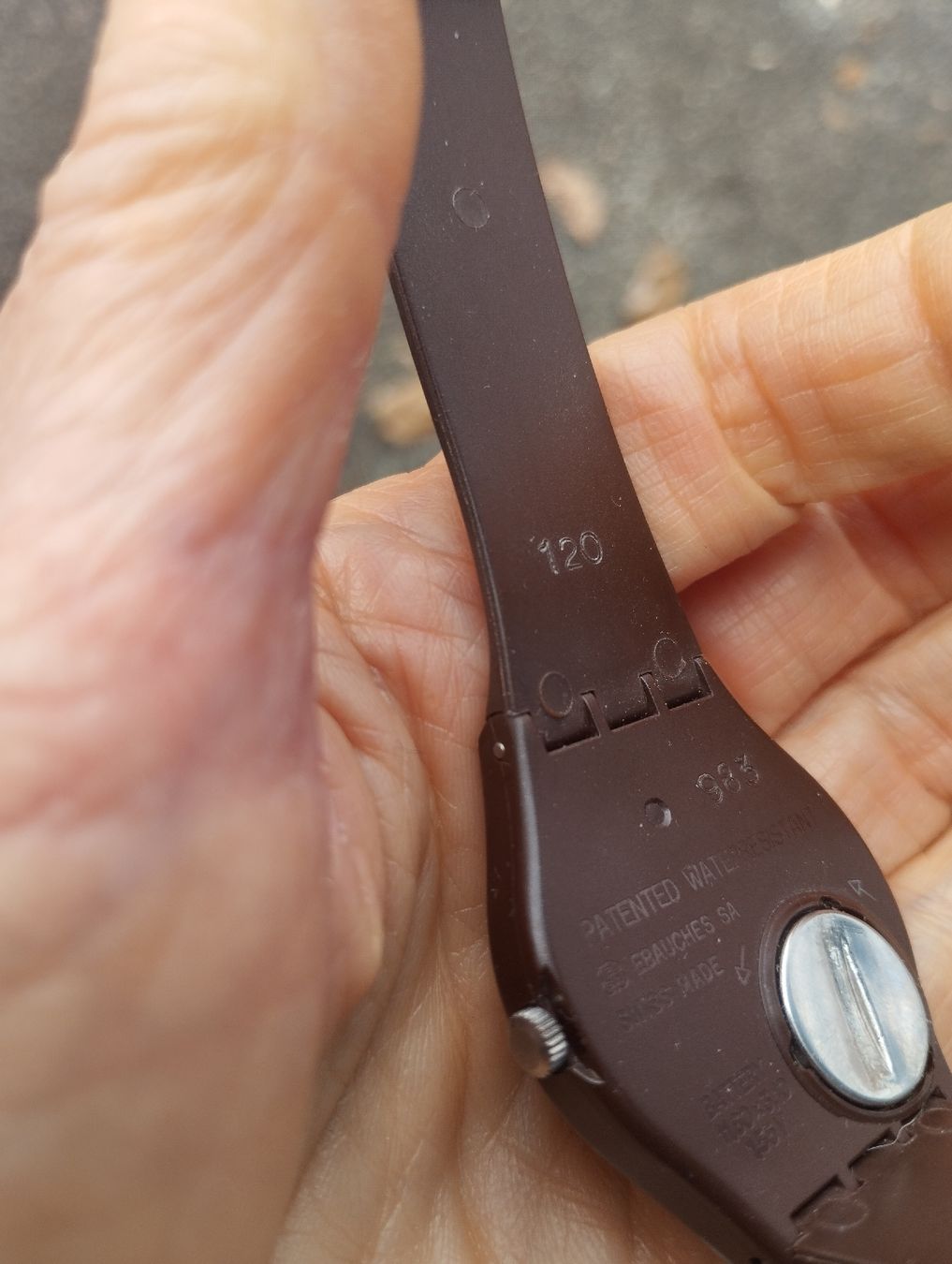 Swatch Orologi: Swatch braun, Backcode 983, Tag & Datum, sehr gepflegt, neu – Nuovo (secondo la descrizione) da Ostermundigen venduto da Dinge1 4