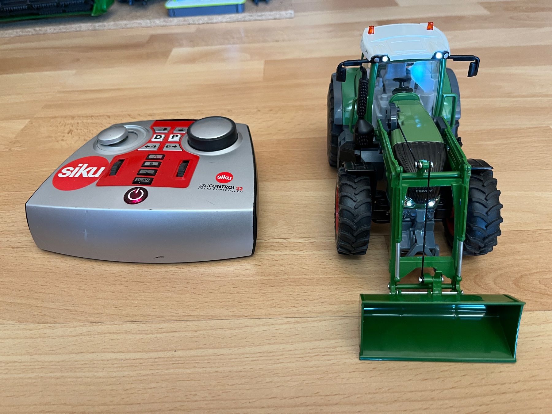 Fendt Trattori: Siku Control Fendt 939 mit Frontlader – Usato da Montricher venduto da Xenia111