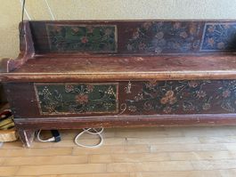 Antike Sitzbank mit Bauernmalerei und voller Geschichte