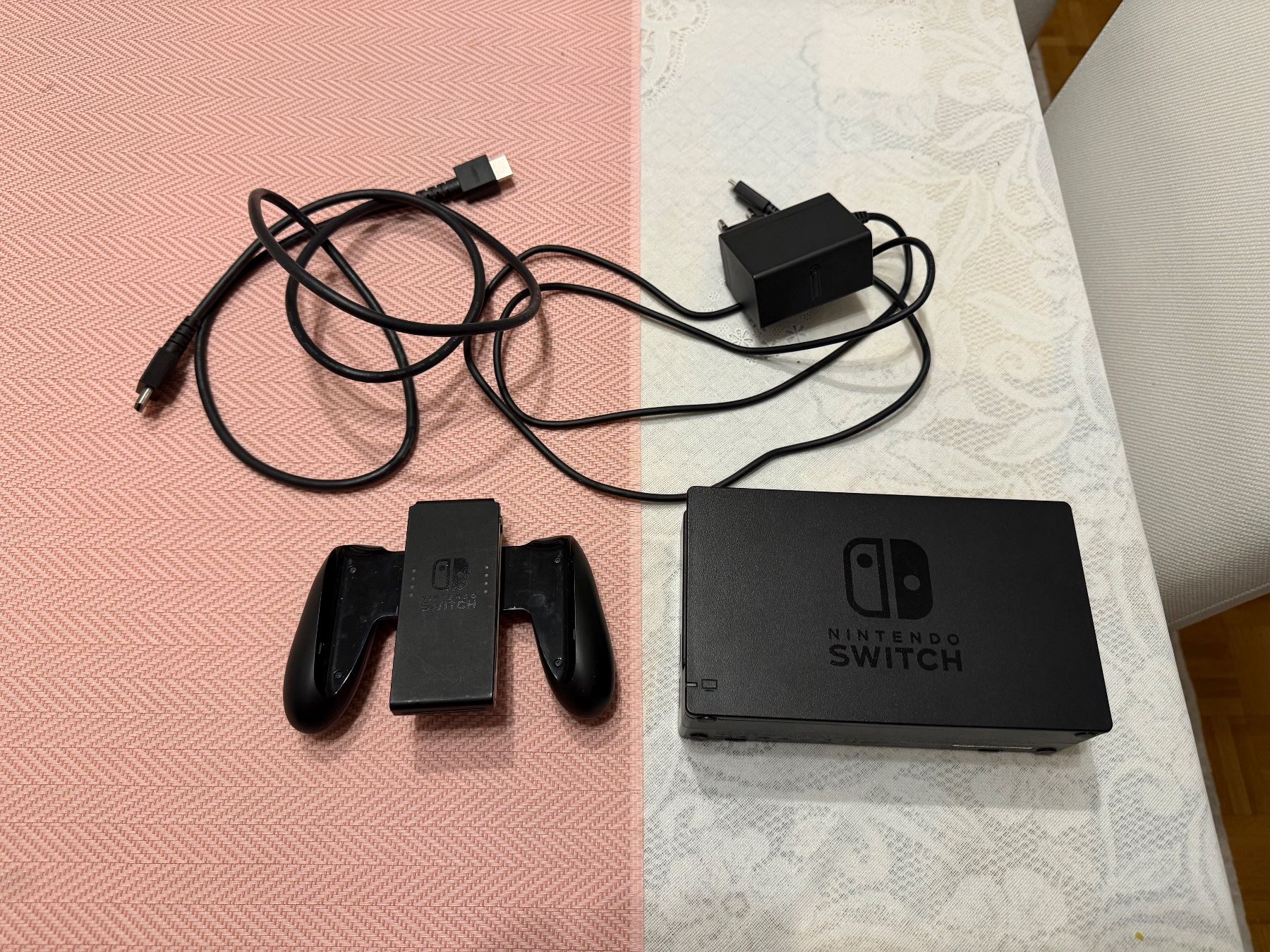 Nintendo Konsolen: Nintendo Switch Dock e impugnatura usato – Gebraucht aus Arosio von Bike-Nature-Velo 2