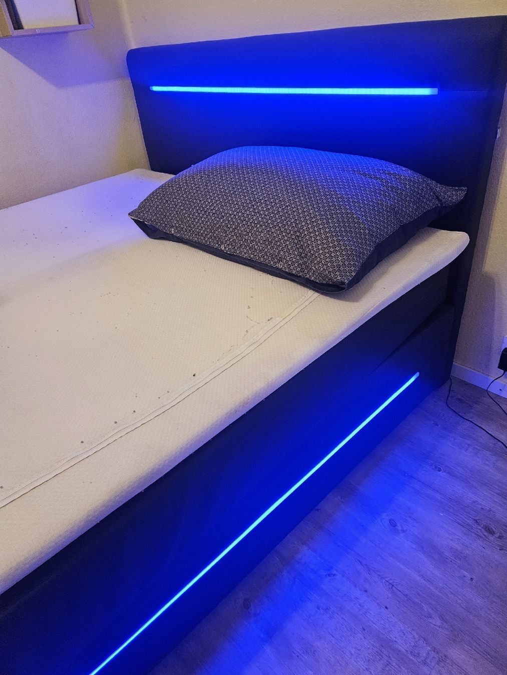 Betten: Boxspringbett schwarz mit LED-Beleuchtung gebraucht – Neu (gemäss Beschreibung) aus Untersiggenthal von Ideefixx 3
