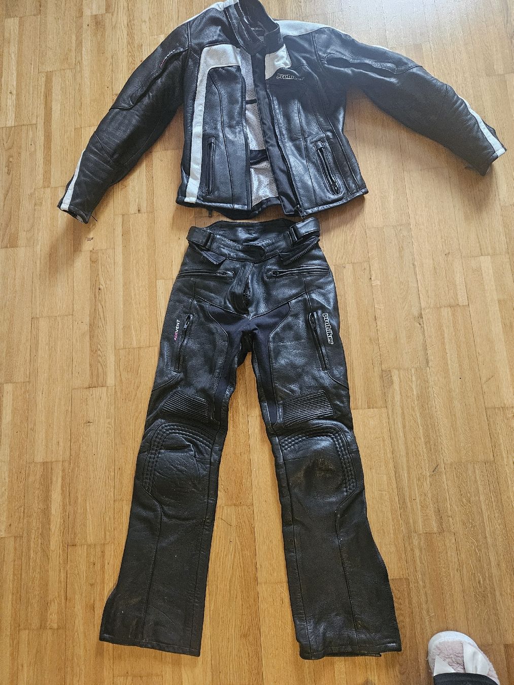 Completi & Tailleur: Damen Lederkombi Grösse 34/36  – Usato da St.Margarethen TG venduto da NikkiMicki