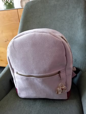 Rucksack Samt Fliederfarben mit Anhänger neu und handarbeit