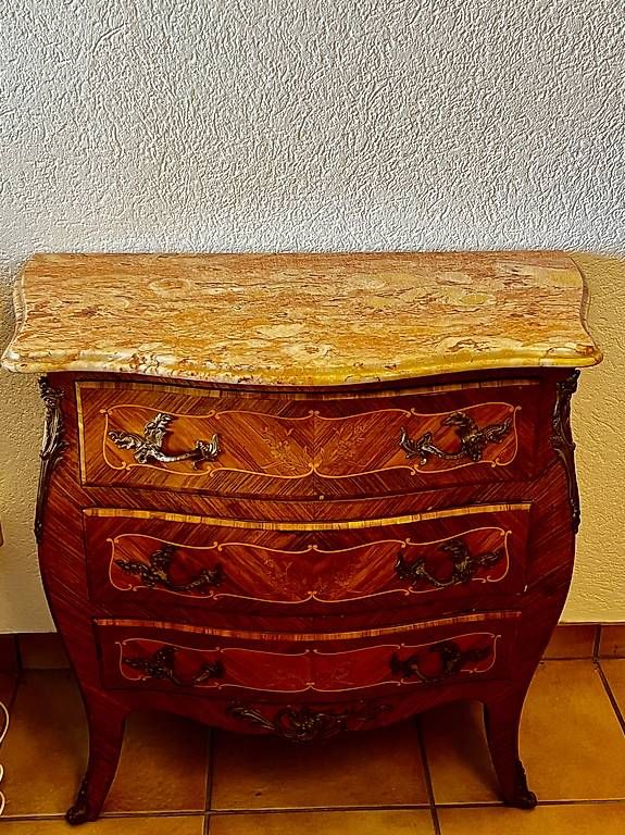 Cassettiere: Stil Barockkommode in Bombé-Form mit massiver Steinplatt – Usato da Hinwil venduto da vibi55 1