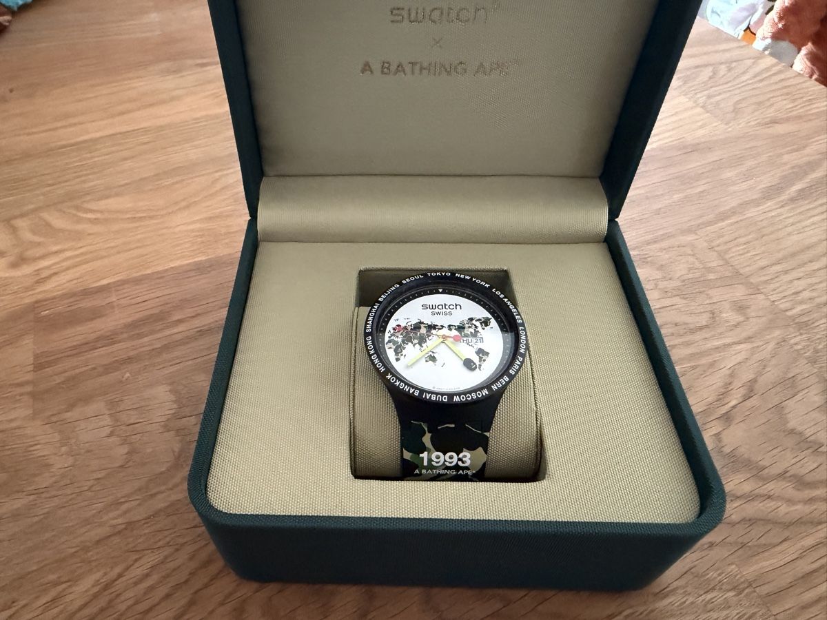 Swatch Montres: Swatch x BAPE BIG BOLD THE WORLD – Neuf (Voir description) à Kehrsatz par ichverkaufeetwas 1