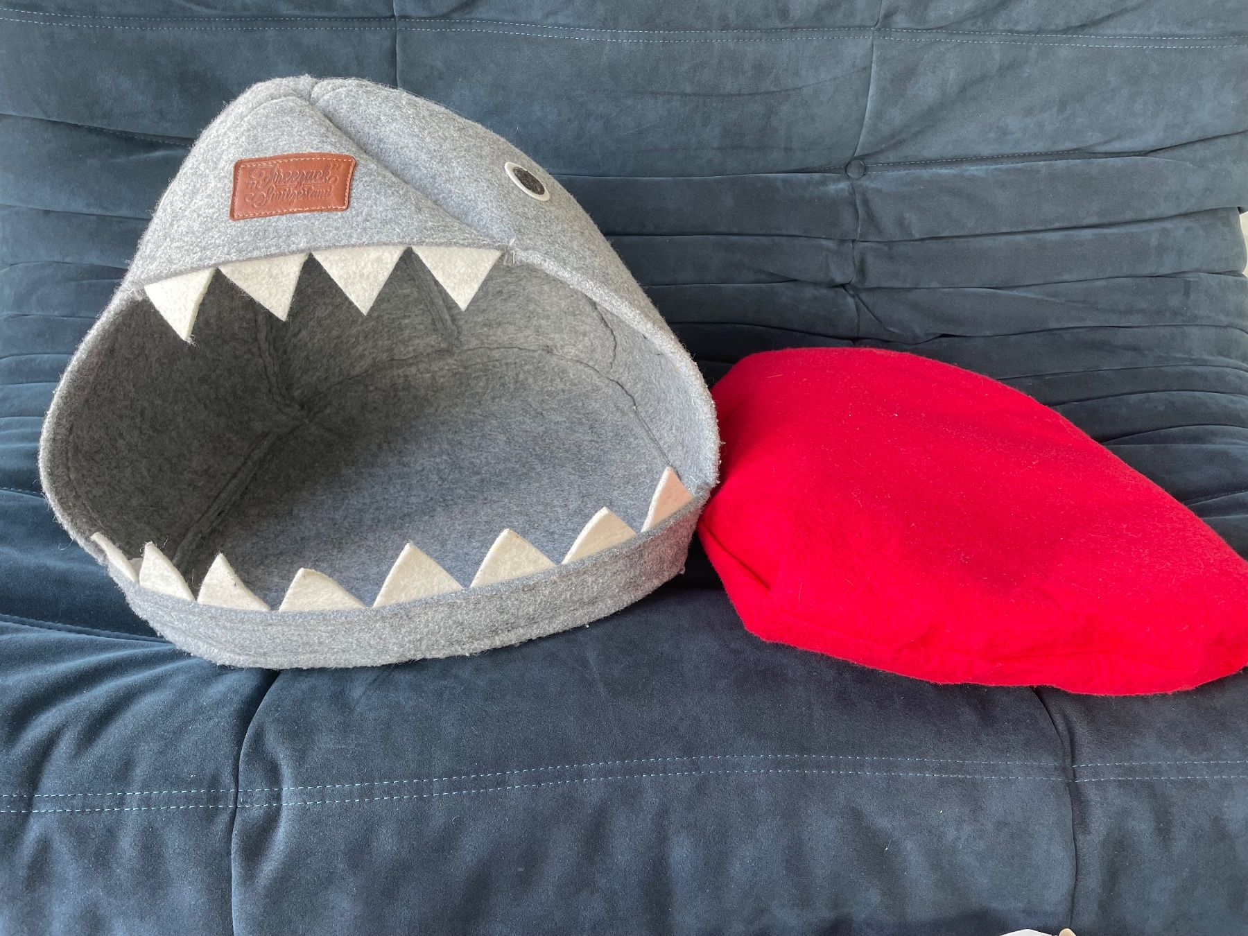 Cucce & Letti: Freezack Shark Cave Katzenbett – Nuovo (secondo la descrizione) da Richterswil venduto da Jolipoisson
