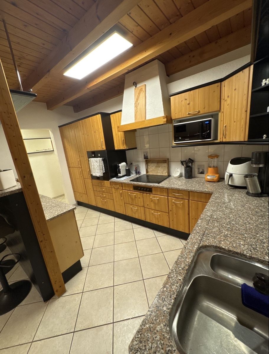 Cucine complete: Küche (Holzfronten mit Granitabdeckung und Bar) – Usato da Langenthal venduto da schneeberger-16 2