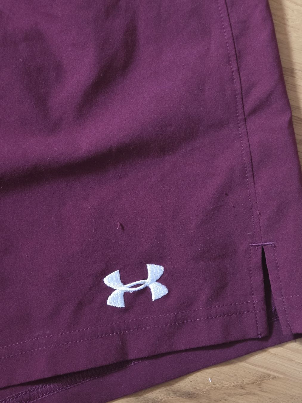 Under Armour Hosen: Under Armour Sporthose Dunkelrot – Gebraucht aus Bassersdorf von ale_2ftz 1