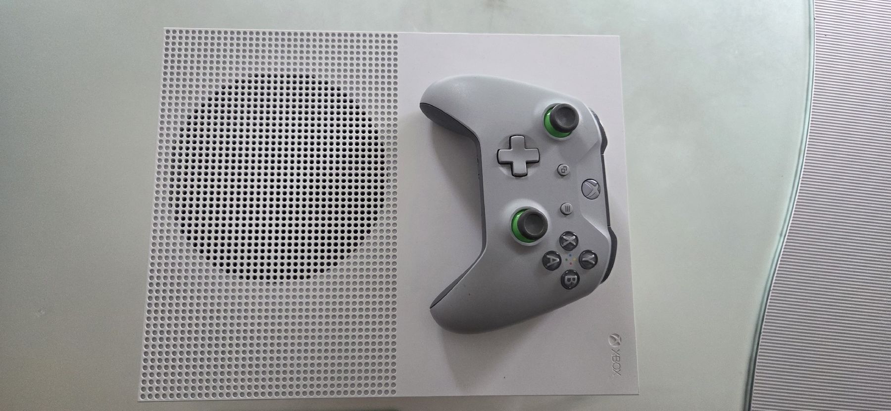 Konsolen: Xbox One S 1TB + Controller + 2 Spiele – Gebraucht aus Huttwil von ser_gn9l 1